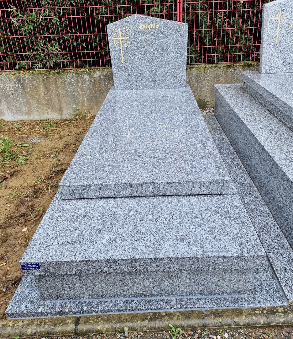 Pierre tombale en granit du Tarn à LEGUEVIN