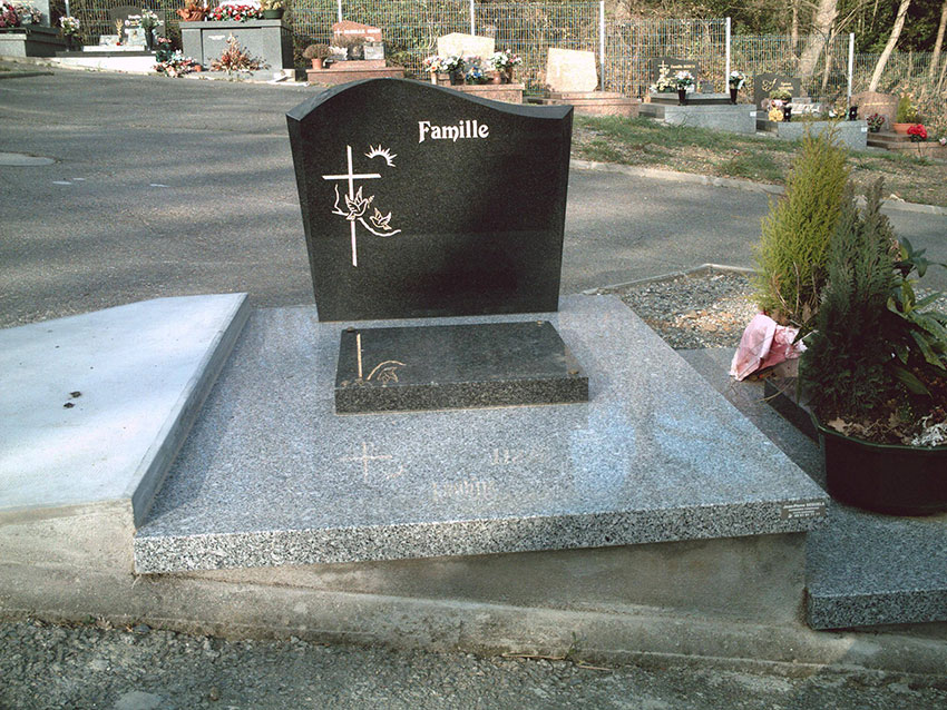Pierre tombale et stèle noire