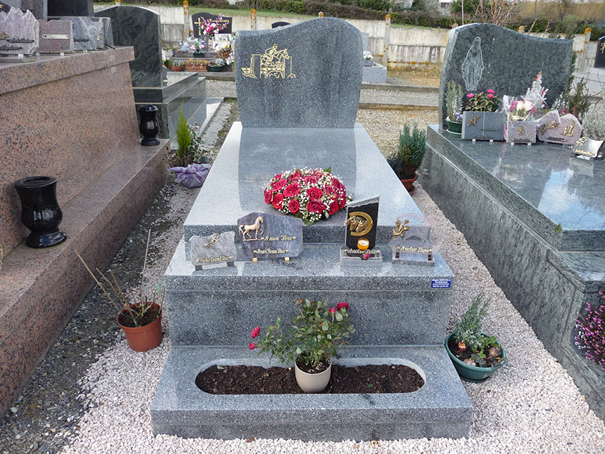 pierre-tombale en granit à MONTAMAT