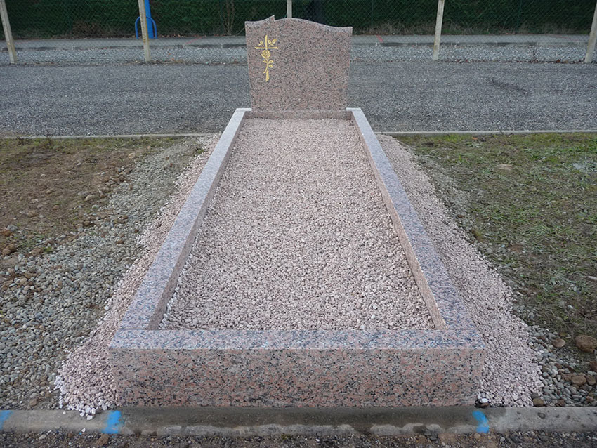 Construction sur tombe en granit